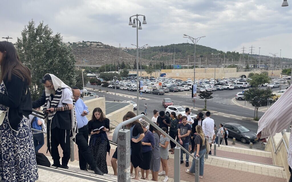Une partie de la longue file d'attente des donneurs de sang au MDA, à la Pais Arena de Jérusalem, le 10 octobre 2023. (Crédit : Jessica Steinberg/Times of Israel) Une partie de la longue file d'attente des donneurs de sang au MDA, à la Pais Arena de Jérusalem, le 10 octobre 2023. (Crédit : Jessica Steinberg/Times of Israel)
