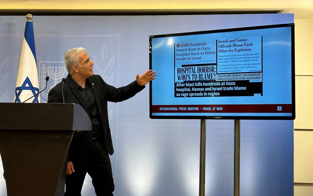 Le chef de l'opposition Yaïr Lapid s'adressant aux médias, à Tel Aviv, le 19 octobre 2023. (Crédit : Carrie Keller-Lynn/Times of Israel)