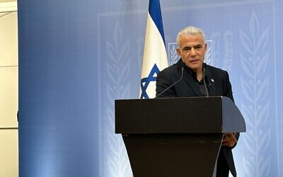 Le chef de l'opposition Yaïr Lapid s'adressant aux médias, à Tel Aviv, le 19 octobre 2023. (Crédit : Carrie Keller-Lynn/Times of Israel)
