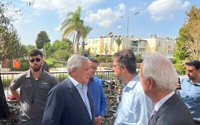 Des diplomates, dont la ministre allemande des Affaires étrangères Annalena Baerbock et le ministre italien des Affaires étrangères Antonio Tajani, à gauche, effectuant une visite de solidarité dans le sud d'Israël, en compagnie du ministre des Affaires étrangères Eli Cohen, au centre à droite, le 13 octobre 2023. (Crédit : Lazar Berman/Times of Israel)