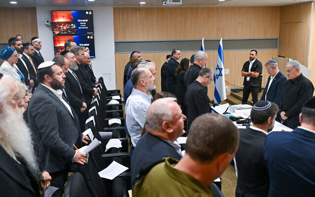 Le Premier ministre Benjamin Netanyahu et le membres du gouvernement d'urgence, le 15 octobre 2023. (Crédit : Kobi Gideon/GPO)