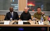 Le secrétaire américain à la Défense Lloyd Austin, à gauche, le ministre de la Défense Yoav Gallant, au centre, et le chef d'état-major de Tsahal Herzi Halevi se rencontrant à Tel Aviv le 13 octobre 2023. (Crédit : Ariel Hermoni/MoD)