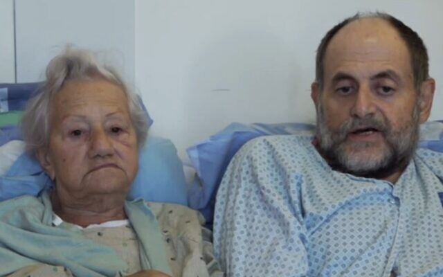 Moshe et Diana Rosen, qui ont été blessés et enlevés par des terroristes du Hamas mais ont refusé d'être faits prisonniers à Gaza, le 11 octobre. 2023. (Crédit : Capture d'écran vidéo de la Douzième chaîne ; utilisée conformément à la clause 27a de la loi sur les droits d'auteur) Moshe et Diana Rosen, qui ont été blessés et enlevés par des terroristes du Hamas mais ont refusé d'être faits prisonniers à Gaza, le 11 octobre. 2023. (Crédit : Capture d'écran vidéo de la Douzième chaîne ; utilisée conformément à la clause 27a de la loi sur les droits d'auteur)