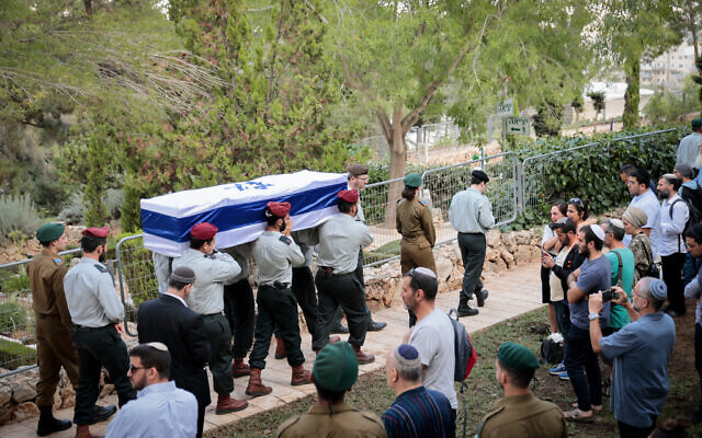 Les funérailles du soldat Tal Cohen au cimetière militaire du mont Herzl à Jérusalem, le 10 octobre 2023. (Crédit : Noam Revkin Fenton/Flash90)