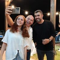 Ishay Ribo avec Yossi Zer (au milieu) et sa fille lors du mariage improvisé que sa famille a organisé pour Maor et Gal Peretz le 9 octobre 2023. (Crédit : Yossi Zer).