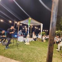 Ishay Ribo chante au mariage improvisé de Maor et Gal Peretz, le 9 octobre 2023. (Crédit : Yossi Zer)