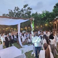 Le mariage improvisé de Maor et Gal Peretz, le 9 octobre 2023. (Crédit : Yossi Zer)