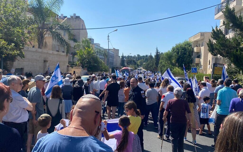 Les habitants de Jérusalem rendant un dernier hommage au fils d'un voisin lors de son enterrement, au cimetière du mont Herzl, à Jérusalem, le 13 octobre 2023. (Crédit : Jessica Steinberg/Times of Israel)