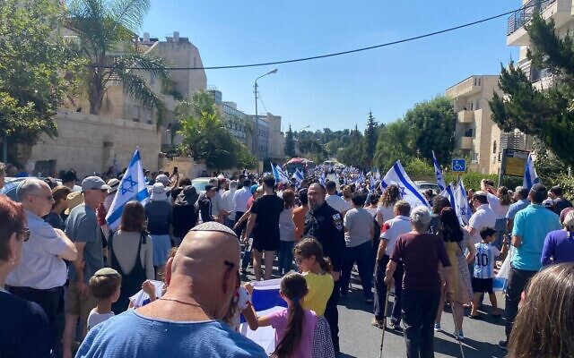 Les habitants de Jérusalem rendant un dernier hommage au fils d'un voisin lors de son enterrement, au cimetière du mont Herzl, à Jérusalem, le 13 octobre 2023. (Crédit : Jessica Steinberg/Times of Israel)
