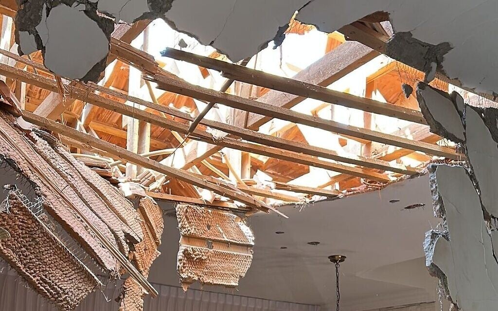 Des dommages causés à une maison à Sderot par un tir de roquette, le 13 octobre 2023. (Crédit : Municipalité de Sderot)