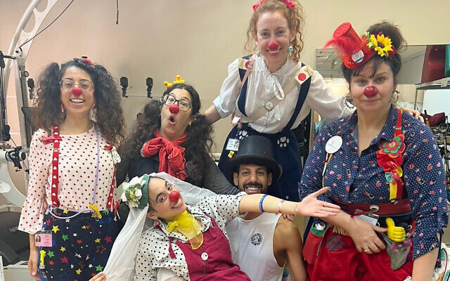 Les clowns médicaux de Dream Doctors lors d'un faux mariage surprise préparé pour une infirmière et son fiancé :   leur mariage a été annulé à cause de la guerre entre Israël et le Hamas. Octobre 2023. (Crédit :  Dream Doctors)