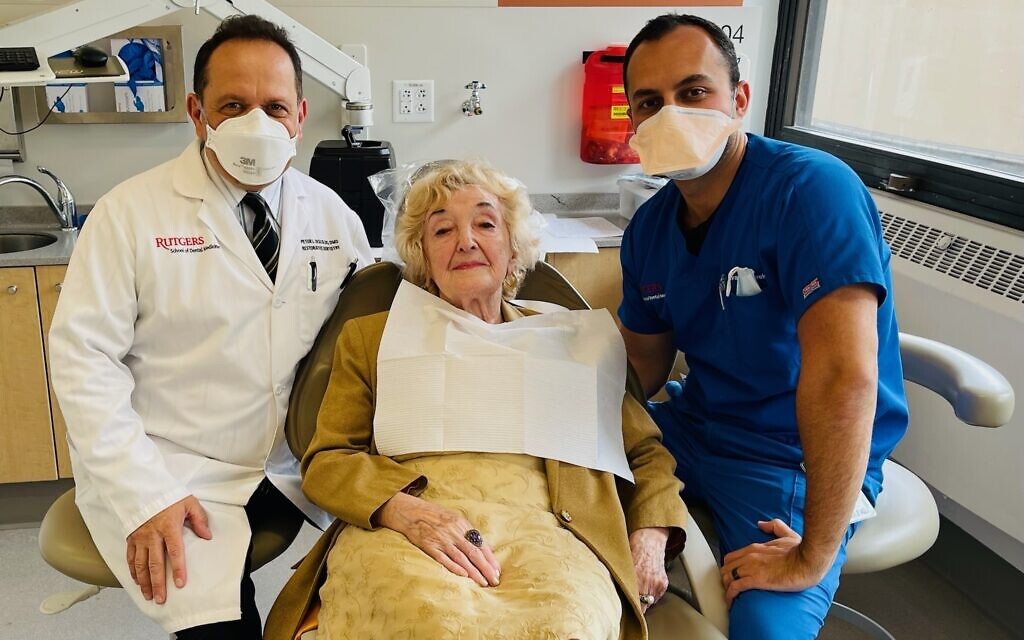 À la Rutgers Dental School, Yelena Olshansky, survivante de la Shoah, reçoit un traitement gratuit du professeur de dentisterie restauratrice Peter L. DeSciscio et d'Ivan Alkhwekhi. (Autorisation) À la Rutgers Dental School, Yelena Olshansky, survivante de la Shoah, reçoit un traitement gratuit du professeur de dentisterie restauratrice Peter L. DeSciscio et d'Ivan Alkhwekhi. (Autorisation)