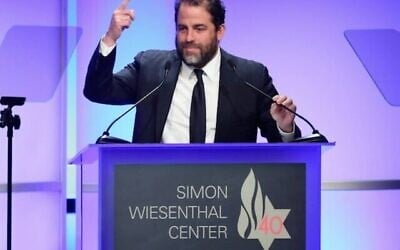 Brett Ratner prend la parole lors du dîner 2017 du Simon Wiesenthal Center à l'hôtel Beverly Hilton de Beverly Hills, en Californie, le 5 avril 2017. (Crédit : Frederick M. Brown/Getty Images via la JTA)
