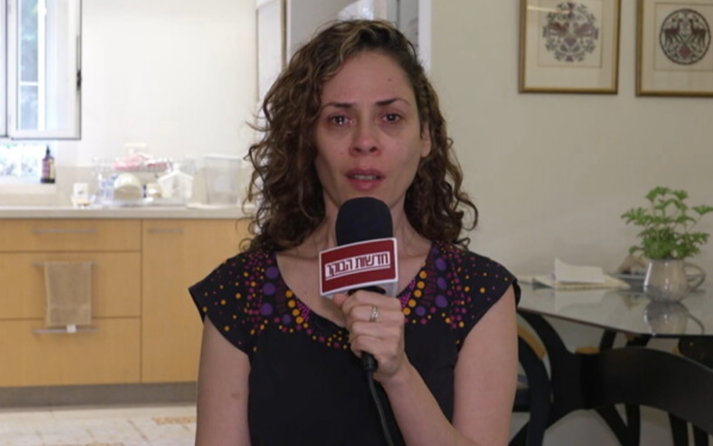 Avital Aladjem racontant à la Douzième chaîne l'histoire terrifiante de sa capture temporaire par des terroristes armés du Hamas, qui lui ont remis les enfants de ses voisins et l'ont accompagnée jusqu'à la Bande de Gaza. (Crédit : Capture d'écran ; utilisée conformément à l'article 27a de la loi sur les droits d'auteur) Avital Aladjem racontant à la Douzième chaîne l'histoire terrifiante de sa capture temporaire par des terroristes armés du Hamas, qui lui ont remis les enfants de ses voisins et l'ont accompagnée jusqu'à la Bande de Gaza. (Crédit : Capture d'écran ; utilisée conformément à l'article 27a de la loi sur les droits d'auteur)