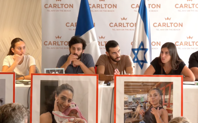 Les familles des citoyens franco-israéliens qui sont toujours portés disparus à la suite du massacre dans les communautés frontalières de Gaza assistant à une conférence de presse, à Tel Aviv, le 12 octobre 2023. (Autorisation) Les familles des citoyens franco-israéliens qui sont toujours portés disparus à la suite du massacre dans les communautés frontalières de Gaza assistant à une conférence de presse, à Tel Aviv, le 12 octobre 2023. (Autorisation)
