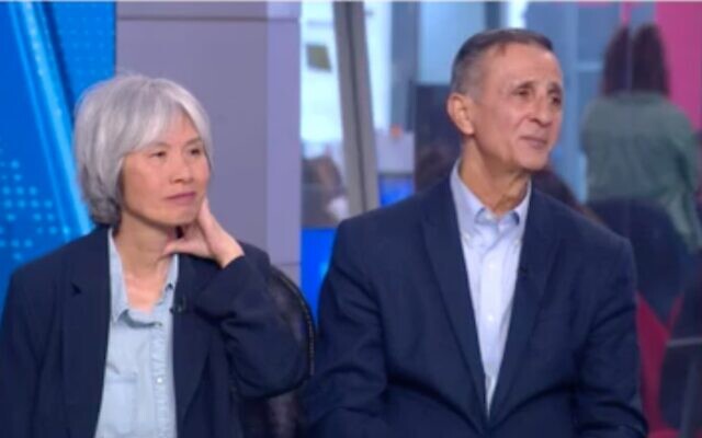 Liora et Yaakov Argamani parlant à la Douzième chaine, le 13 octobre 2023. (Crédit : Capture d'écran Douzième chaine)