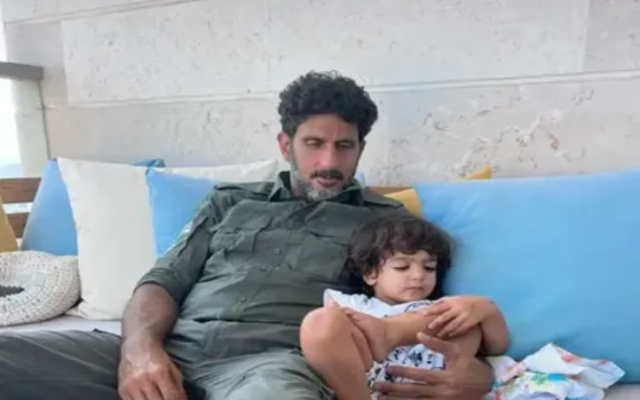 L'acteur Tsahi Halevi et son jeune fils alors que l'acteur de " Fauda " rejoint les rangs de l’armée israélienne pour la guerre Gaza-Israël de 2023. (Crédit : Lucy Aharish Instagram stories) L'acteur Tsahi Halevi et son jeune fils alors que l'acteur de " Fauda " rejoint les rangs de l’armée israélienne pour la guerre Gaza-Israël de 2023. (Crédit : Lucy Aharish Instagram stories)