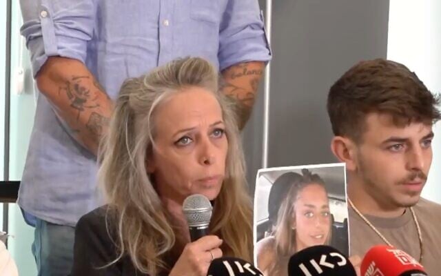 Keren Schem, avec le frère de Mia et une photo de la jeune otage détenue à Gaza, lors d'une conférence de presse, le 17 octobre 2023. (Capture d'écran : Facebook)