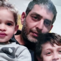 Avigaïl Idan, à gauche, ici avec son père Roee et son frère Michael, a été capturée par des terroristes du Hamas au kibboutz Kfar Azza le 7 octobre 2023. (Autorisation)
