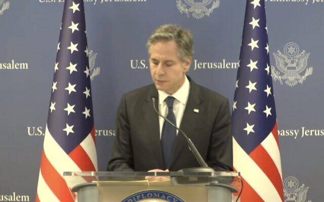 Le secrétaire d'État américain Antony Blinken à la succursale de l'ambassade américaine à Tel Aviv, le 17 octobre 2023. (Crédit : Capture d'écran/YouTube) Le secrétaire d'État américain Antony Blinken à la succursale de l'ambassade américaine à Tel Aviv, le 17 octobre 2023. (Crédit : Capture d'écran/YouTube)