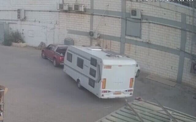 Un suspect en train de voler une caravane sur les lieux du massacre du festival de musique de Reim, sur les images des caméras de sécurité publiées par la police le 22 octobre 2023 (Crédit : Capture d'écran/Police israélienne) Un suspect en train de voler une caravane sur les lieux du massacre du festival de musique de Reim, sur les images des caméras de sécurité publiées par la police le 22 octobre 2023 (Crédit : Capture d'écran/Police israélienne)
