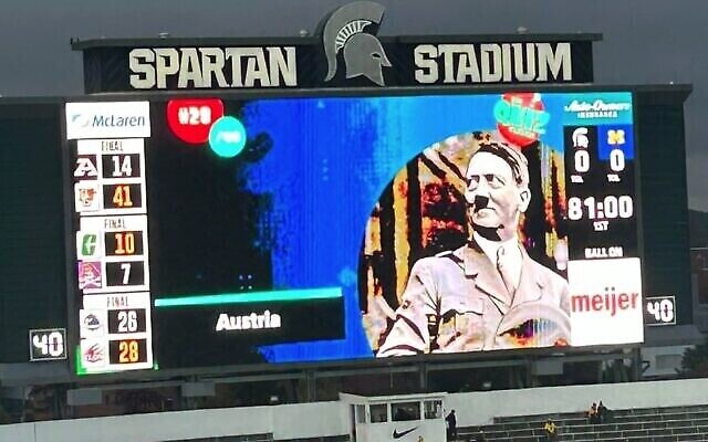 L'Université du Michigan a affiché une image d'Adolf Hitler dans le cadre d'un quiz avant un match de football, le 21 octobre 2023. (Crédit : Alexander Haenke/X via la JTA) L'Université du Michigan a affiché une image d'Adolf Hitler dans le cadre d'un quiz avant un match de football, le 21 octobre 2023. (Crédit : Alexander Haenke/X via la JTA)