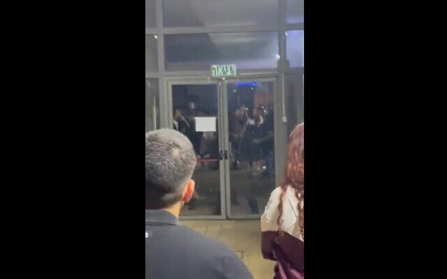 Des manifestants juifs tentent d'entrer dans une résidence universitaire du  Netanya Academic College, après que des étudiants arabes ont, semble-t-il, jeté des œufs sur des fidèles qui quittaient une synagogue, le 28 octobre 2023. (Capture d'écran : Twitter/used in accordance with Clause 27a of the Copyright Law)