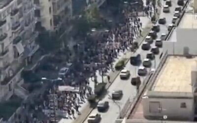 Des milliers de personnes manifestant en solidarité avec Gaza, à Athènes, en Grèce, le 29 octobre 2023. (Crédit : Capture d'écran X)