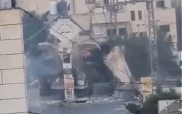 Un bulldozer de l'armée israélienne détruisant la porte voûtée de Jénine lors d'un raid, le 30 octobre 2023. (Crédit : Capture d'écran d'une vidéo Twitter : utilisée conformément à l'article 27a de la loi sur les droits d'auteur) Un bulldozer de l'armée israélienne détruisant la porte voûtée de Jénine lors d'un raid, le 30 octobre 2023. (Crédit : Capture d'écran d'une vidéo Twitter : utilisée conformément à l'article 27a de la loi sur les droits d'auteur)