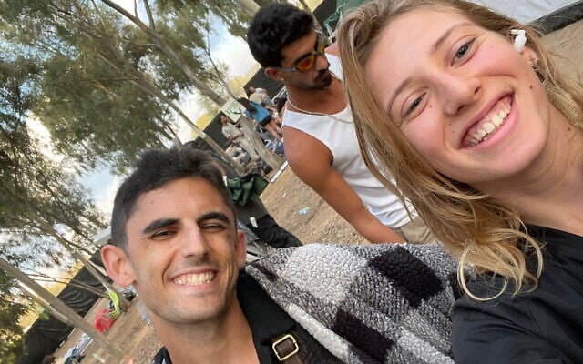 Shye Weinstein, à gauche, et un présumé agent de sécurité au Festival de musique en plein air au kibboutz Reim avant le début de la fusillade, le 7 octobre 2023. (Crédit : Shye Weinstein)