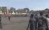 Illustration La capture d'écran d'une vidéo censée montrer un défilé militaire syrien à Homs quelques instants avant une attaque meurtrière de drone, le 5 octobre 2023. (Crédit : X ; utilisée conformément à l'article 27a de la loi sur le droit d'auteur)