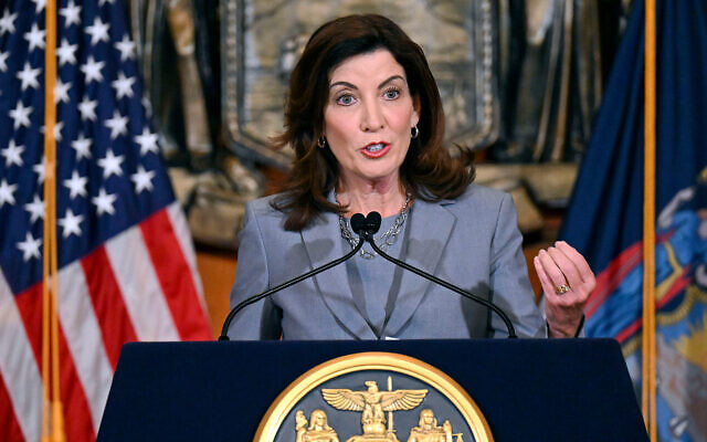 Illustration : la gouverneure de l'État de New York, Kathy Hochul, au Capitole de l'État à Albany, le 1er juillet 2022. (Crédit : AP Photo/Hans Pennink)