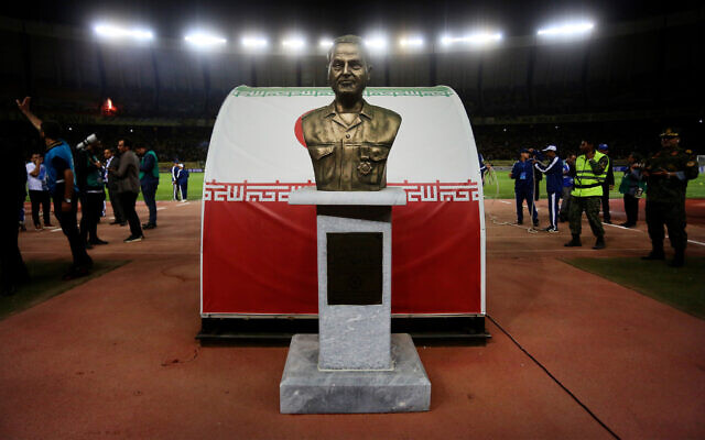 La statue du général iranien Qassem Soleimani au stade Naghsh-e-Jahan dans la ville d'Isfahan, au centre de l'Iran, le 2 octobre 2023. (Crédit : Morteza Salehi, Tasnim News Agency via AP) La statue du général iranien Qassem Soleimani au stade Naghsh-e-Jahan dans la ville d'Isfahan, au centre de l'Iran, le 2 octobre 2023. (Crédit : Morteza Salehi, Tasnim News Agency via AP)