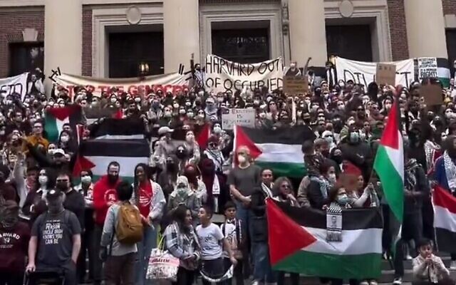 Un rassemblement pro-palestinien à l'Université de Harvard, aux États-Unis, le 15 octobre 2023. (Crédit : Capture d'écran ; utilisée conformément à l'article 27a de la loi sur le droit d'auteur) Un rassemblement pro-palestinien à l'Université de Harvard, aux États-Unis, le 15 octobre 2023. (Crédit : Capture d'écran ; utilisée conformément à l'article 27a de la loi sur le droit d'auteur)