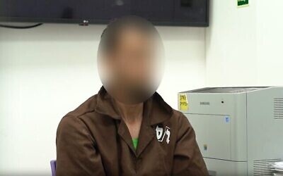 Capture d'écran d'une vidéo publiée par le Shin Bet et la police israélienne, le 23 octobre 2023, d'un membre des forces d'élite du Hamas Nukhba arrêté après l'attaque du 7 octobre, lors de son interrogatoire. (Crédit : Shin Bet et  Police israélienne)