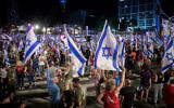 Des militants anti-refonte du système judiciaire manifestant, à Tel Aviv, le 23 septembre 2023. (Crédit : Avshalom Sassoni/Flash90)