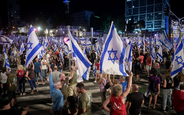 Des militants anti-refonte du système judiciaire manifestant, à Tel Aviv, le 23 septembre 2023. (Crédit : Avshalom Sassoni/Flash90)