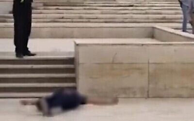 Un touriste israélien gisant au sol sur le site du pilier de Pompée après qu'un policier égyptien a ouvert le feu, tuant 3 personnes, à Alexandrie, le 8 octobre 2023. (Crédit : Capture d'écran)