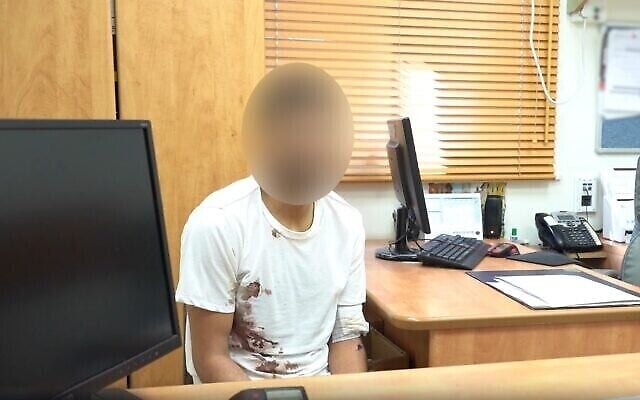 Capture d'écran d'une vidéo publiée par le Shin Bet et la police israélienne, le 23 octobre 2023, montrant un membre des forces d'élite du Hamas Nukhba arrêté suite à l'attaque du 7 octobre lors de son interrogatoire. (Crédit : Shin Bet et Police israélienne) Capture d'écran d'une vidéo publiée par le Shin Bet et la police israélienne, le 23 octobre 2023, montrant un membre des forces d'élite du Hamas Nukhba arrêté suite à l'attaque du 7 octobre lors de son interrogatoire. (Crédit : Shin Bet et Police israélienne)