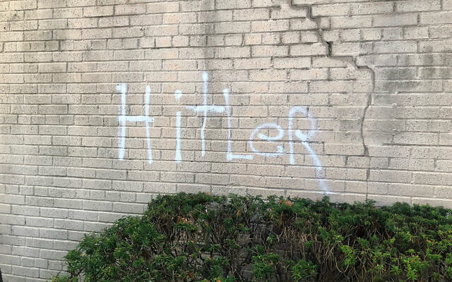 Un tag antisémite sur le mur d’une synagogue de New York, le 17 août 2022. (Autorisation)