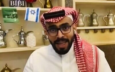 Le blogueur saoudien Mohammed Saud s'adressant à la télévision israélienne, le 28 septembre 2023. (Crédit : Capture d'écran X ; utilisée conformément à l'article 27a de la loi sur le droit d'auteur)