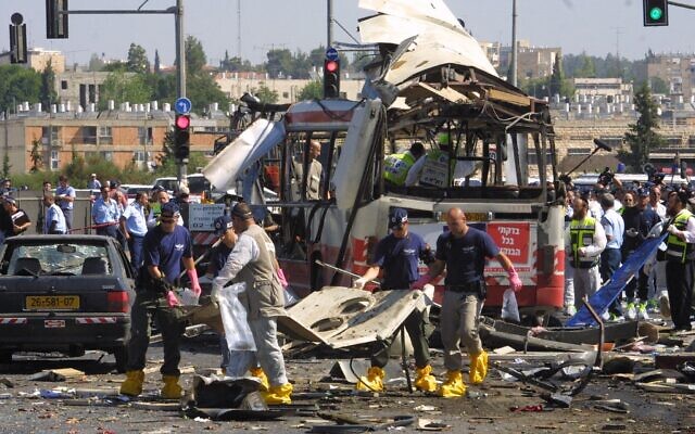 Des personnels des urgences et la police sur les lieux d'un attentat-suicide palestinien qui avait tué 19 personnes et avait fait 74 blessés à bord d'un bus pour Jérusalem, le 18 juin 2002. (Crédit : Flash90/File)