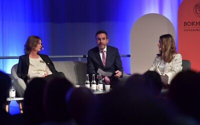 L'ambassadeur d'Israël en Suède, Ziv Nevo Kulman, au centre, et la directrice de la foire du livre de Göteborg, Frida Edman, à gauche, lors du forum du professeur Christer Mattsson sur l'antisémitisme dans le programme de la foire du livre, le 29 septembre 2023. (Crédit : Ambassade d'Israël en Suède)