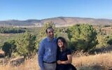 Jacob Kaplan-Lipkin et sa fiancée Shira posant avant Rosh HaShana 2023 au kibboutz Hannaton dans la vallée de Jezreel en Israël. (Crédit : Kaplan-Lipkin via JTA)