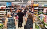 Les allées animées d'un supermarché Rami Levy à Pardes Hannah-Karkur, le 10 octobre 2023. (Crédit : Gavriel Fiske/Times of Israel)