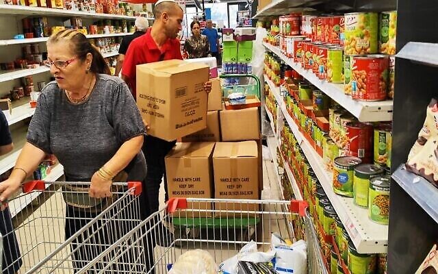 Les allées animées d'un supermarché Rami Levy à Pardes Hannah Karkur, le 10 octobre 2023. (Crédit : Gavriel Fiske/Times of Israel)