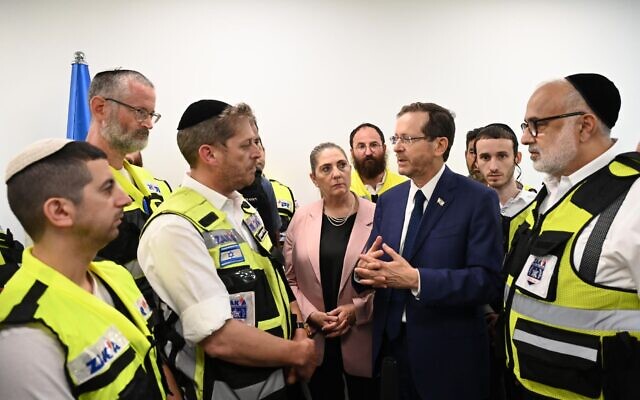 Le président Isaac Herzog s'adressant aux premiers intervenants, à Sderot le, 11 octobre 2023. (Crédit : Haïm Zach/GPO) Le président Isaac Herzog s'adressant aux premiers intervenants, à Sderot le, 11 octobre 2023. (Crédit : Haïm Zach/GPO)