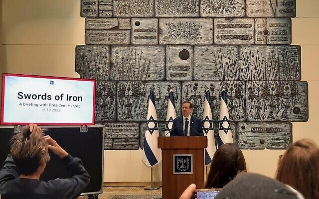 Le président Isaac Herzog en réunion avec des journalistes étrangers à la résidence du président à Jérusalem, le 12 octobre 2023. (Crédit : Amy Spiro/Times of Israel)