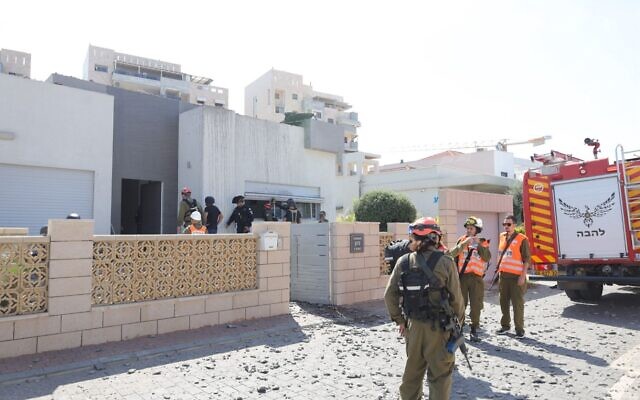Une maison frappée par une roquette du Hamas, à Ashkelon, le 13 octobre 2023. (Crédit : sapeurs-pompiers d'Israël) Une maison frappée par une roquette du Hamas, à Ashkelon, le 13 octobre 2023. (Crédit : sapeurs-pompiers d'Israël)