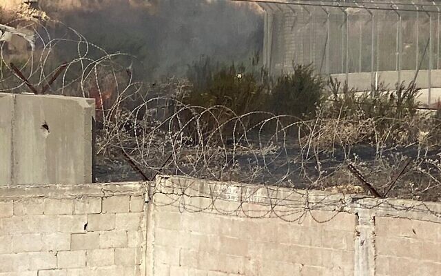 Des dommages causés à la barrière de sécurité de Cisjordanie près de la zone industrielle de Nitsanei HaShalom, le 13 octobre 2023. (Crédit : Police israélienne)